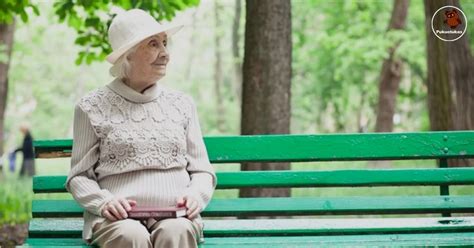 Dvi mergaitės dalinasi paslaptimis ant suoliuko parke