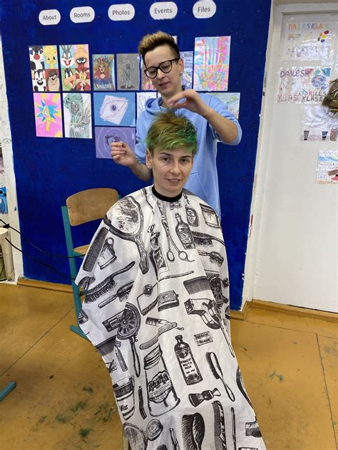 Nuotrauka, kurioje vaikai susipažįsta su kirpėjo profesija