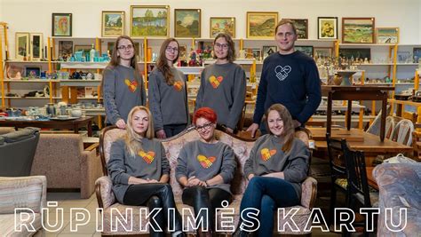 Žmonės, meldžiantys susikaupę