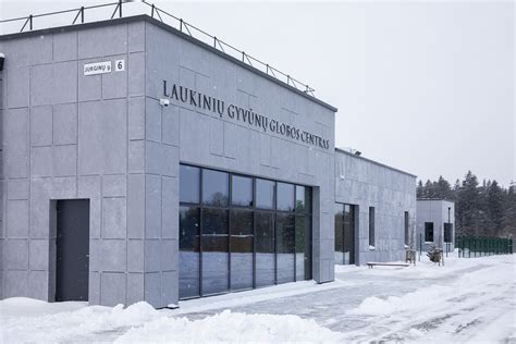 LSMU Laukinių gyvūnų globos centro logotipas arba pastato nuotrauka