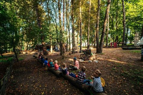Vaiko žaidžiančio lauke nuotrauka