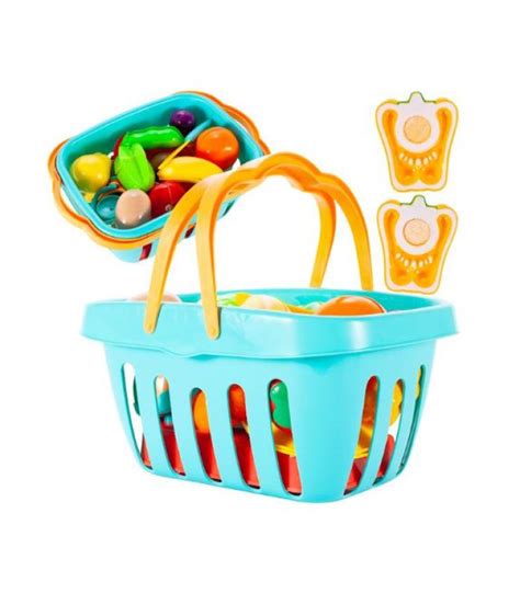 Vaiko rankose laikomas ryškiaspalvis vaisių ir daržovių krepšelis