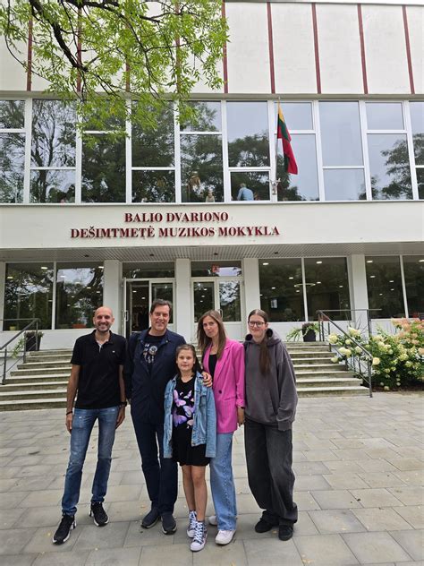 kūdikis žengia pirmuosius žingsnius