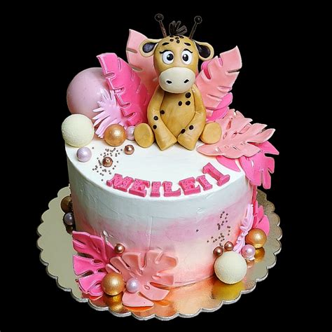 Vaikiškas tortas puoštas įvairiais saldainiais