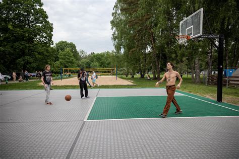 šeima sportuoja krepšinio aikštelėje