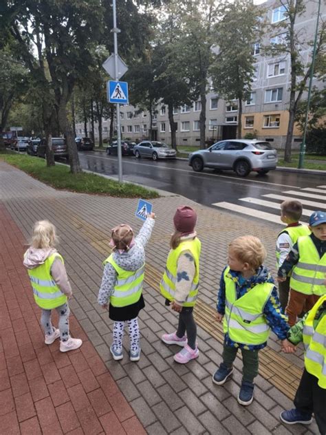 vaikų darželis su kelio ženklais ir šviesoforu