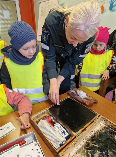 vaikai su policijos pareigūnais ir šviesoforo atributika