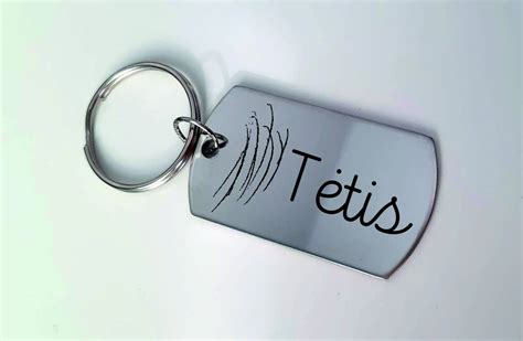 Vaiko ranka su piešiniu apie maisto alergijas