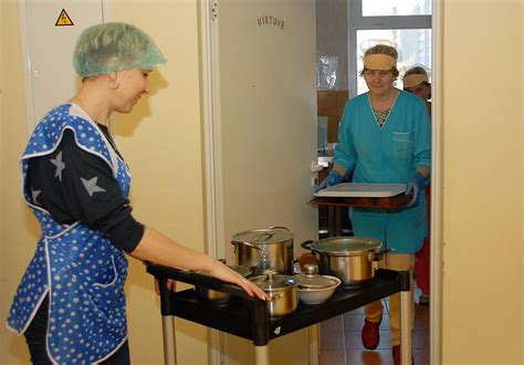 Ugdymo įstaigos virtuvė su įvairiais maisto produktais