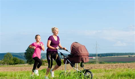 vaikas sportuoja su apsaugomis