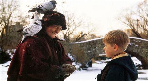 Akušerė prižiūri moterį gimdant namuose