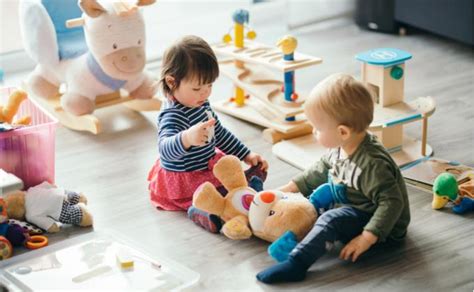 vaikai žaidžia kartu ir dalinasi žaislais