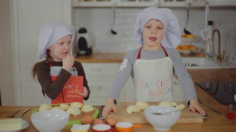 Vaikai gamina virtuvėje su Alfiu Ivanausku