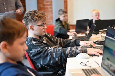 Vaikai mokosi programuoti prie kompiuterio