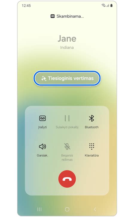 Asmuo, naudojantis vertimo programėlę telefone