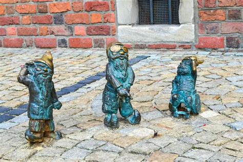 Nykštukai dirbantys dirbtuvėse