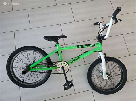 BMX freestyle dviratis atlieka triuką