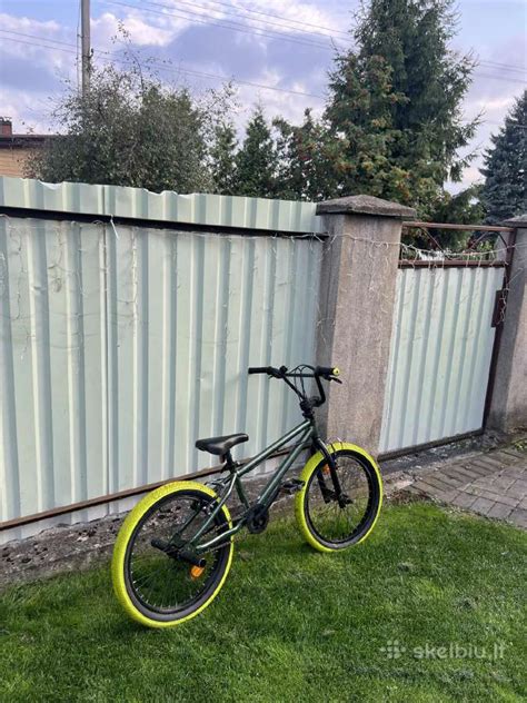 BMX lenktyninis dviratis trasoje