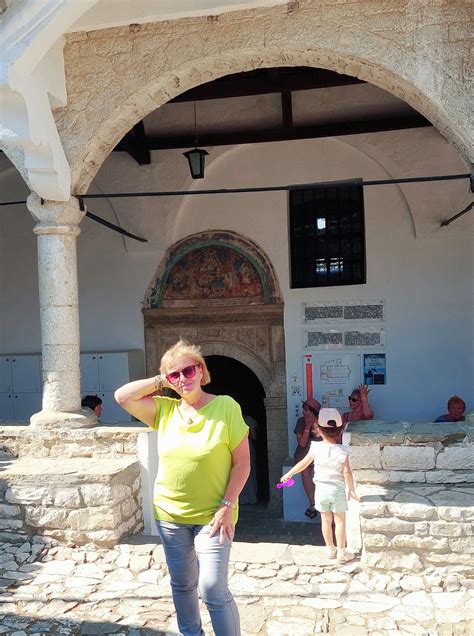 vaikas džiaugiasi nupieštu paveikslėliu ant planšetės