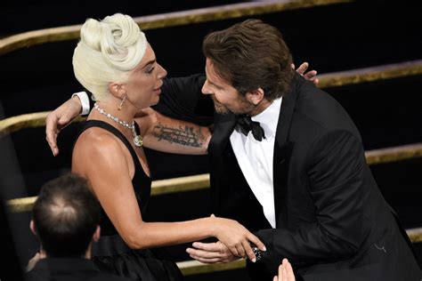 Lady Gaga ir Bradley Cooperis atlieka dainą 