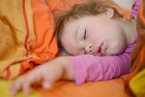 vaiko miegojimo poza, palengvinanti kvėpavimą