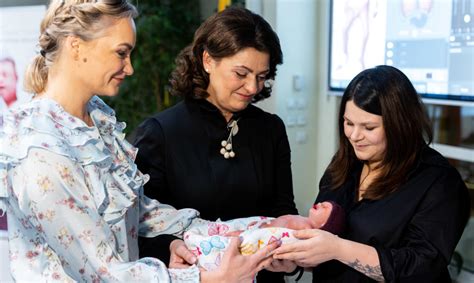 Moterys su naujagimiais Santaros klinikose