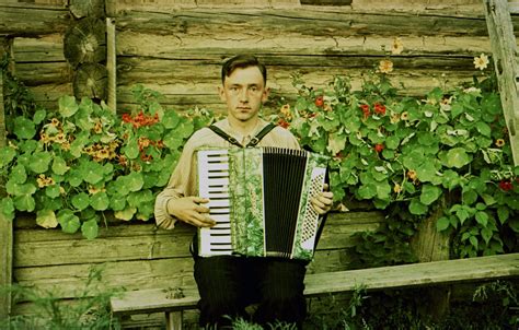 vaikas groja akordeonu
