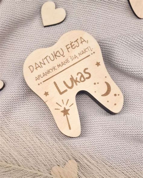 Kūdikio dantenos, kuriose matosi paburkimas ir paraudimas prieš dygstant dantukui.