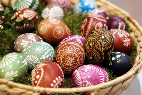 Velykiniai kiaušiniai, apnerti nėrimo vašeliu