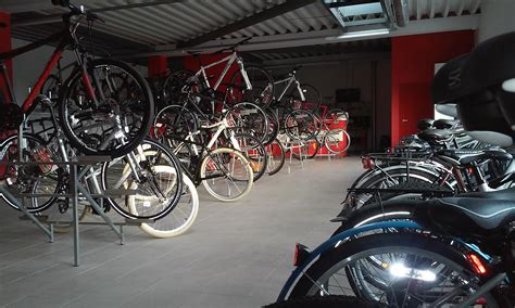 BMX dviračių parduotuvės interjeras