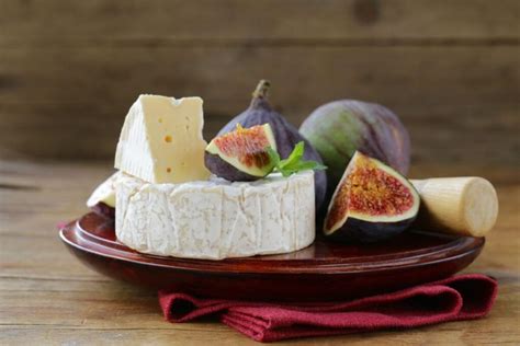 Pelėsinių sūrių rūšys: mėlynojo ir baltojo pelėsio sūriai