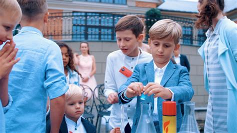 Vaikai su susidomėjimu stebi mokslinį šou