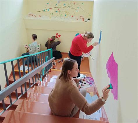 Vaikų veidai, papuošti spalvingais piešiniais