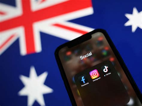 naujienų antraštės apie socialinių tinklų ribojimus Australijoje