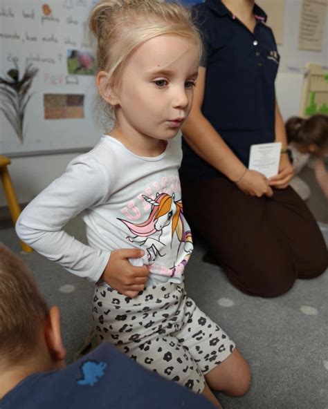 vaikai atlieka kvėpavimo pratimus