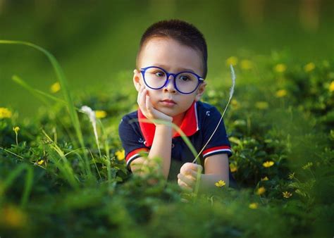 vaikas su akiniais nuo saulės