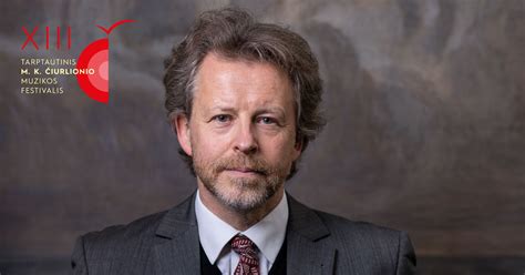 Rokas Zubovas grojantis fortepijonu