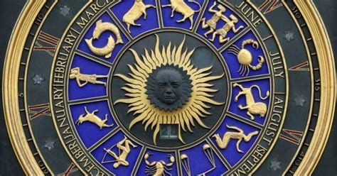 Zodiako ženklų ratas su auklės atributika