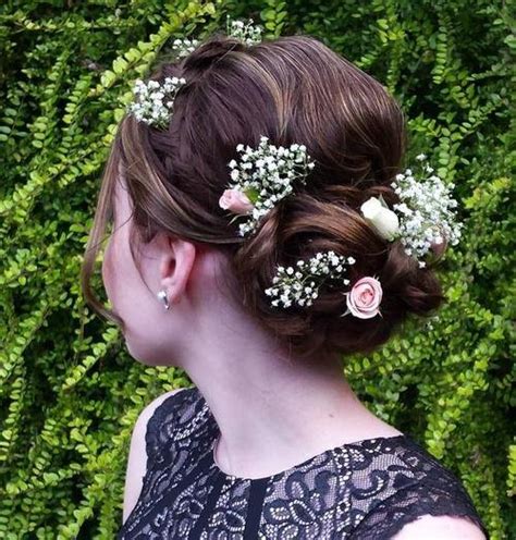 mergaitės šukuosena su kaselėmis ir gėlėmis