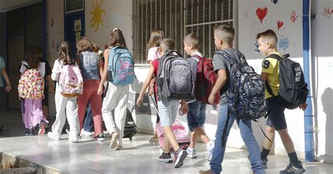 mergaitės šukuosena su garbanomis ir tiara