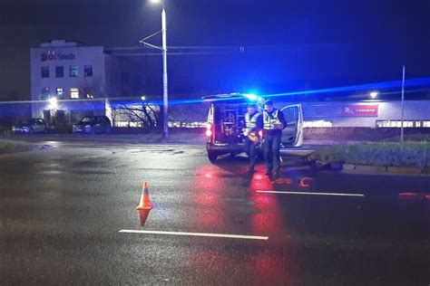 Nėščia moteris plaukia baseine