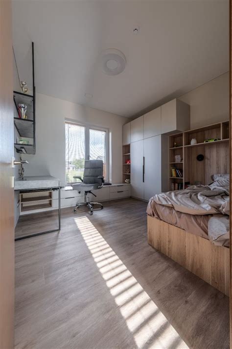 vaikų kambarys su atidarytu langu