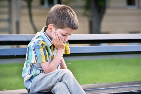 vaikas liūdnas, nori draugų