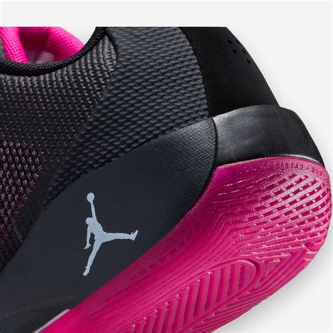 vaikiški krepšinio batai ant parketo