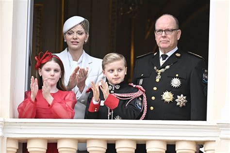 Monako kunigaikštis Albertas II ir kunigaikštienė Šarlen su vaikais