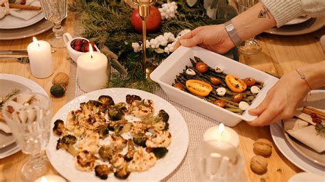 Prancūziškas šeimos stalas su maistu