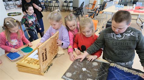 Vaikų grupė, linksmai leidžianti laiką