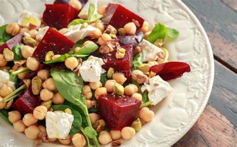 sveikos salotos su burokėliais