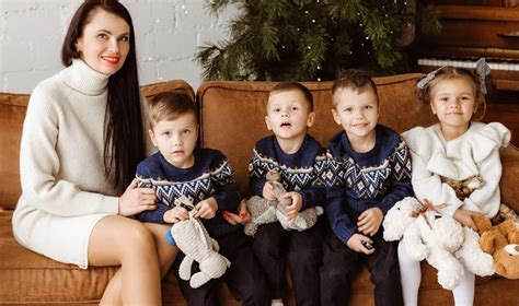 Mama su vaikais, grįžtančiais į gimtinę