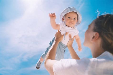 Tėvai ramina kūdikį